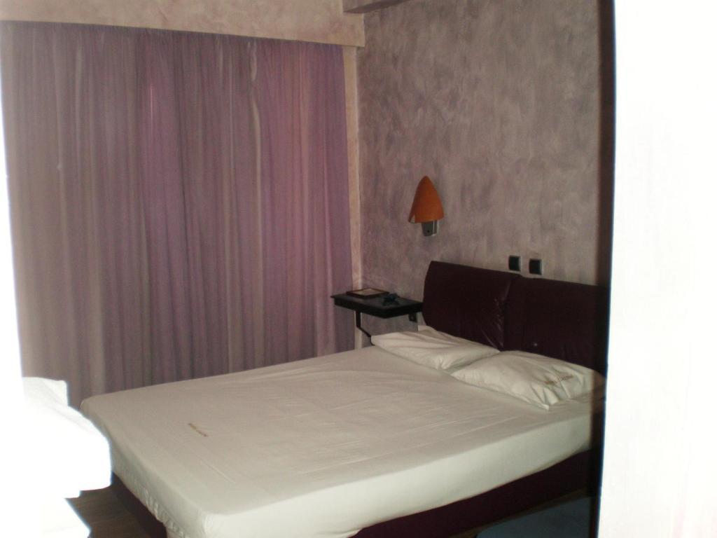 Galini Hotel Piraeus Room photo